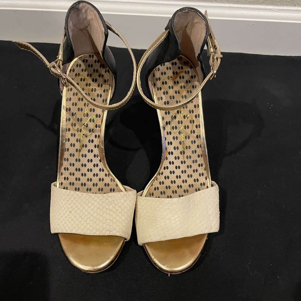 **JESSICA SIMPSON** Cream, black &gold heels.  Size 6